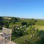 Bed & Breakfast Charming 2 Bedrooms Retreat With Pool *